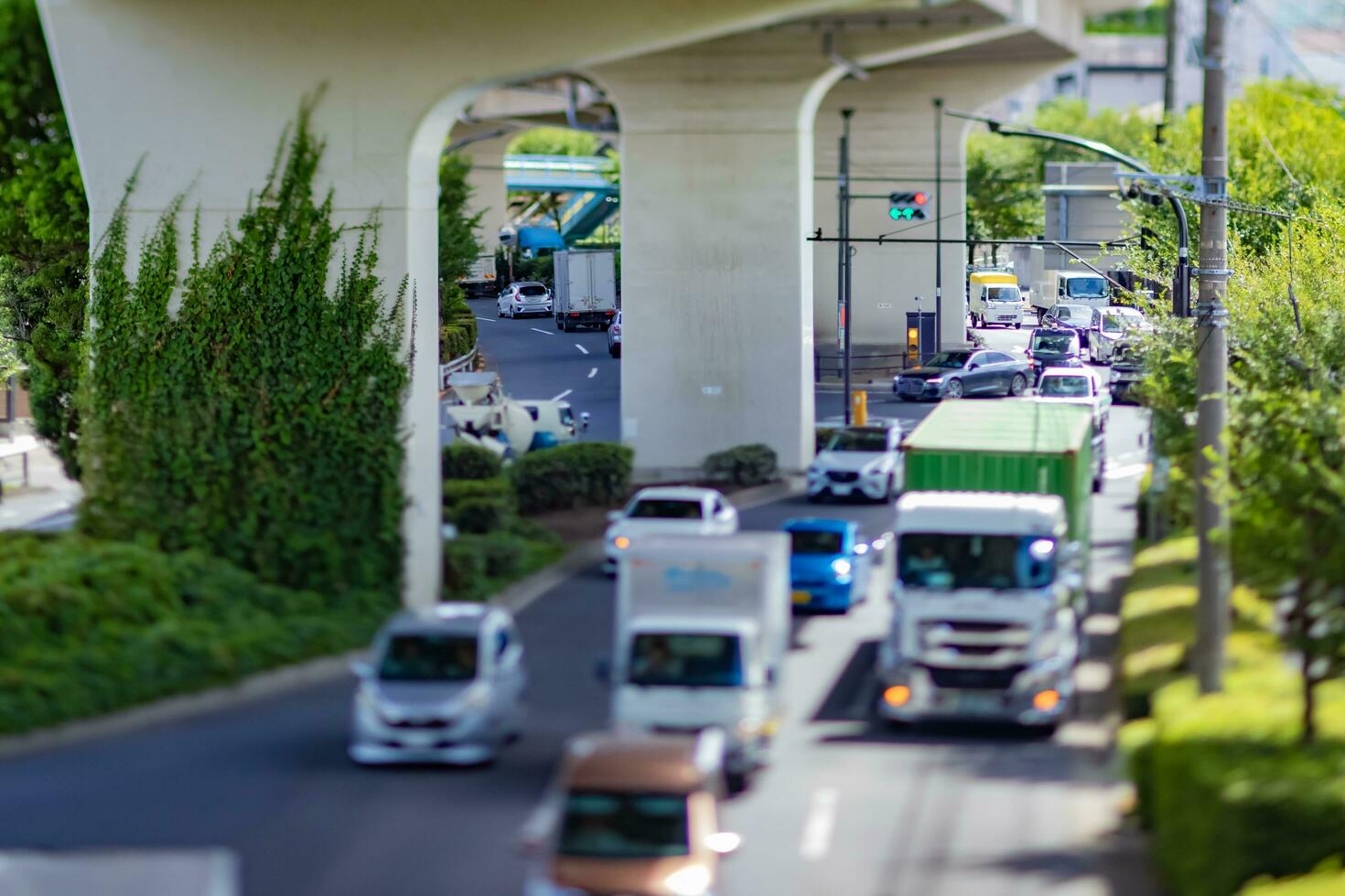 uma miniatura tráfego geléia às a centro da cidade rua dentro Tóquio foto