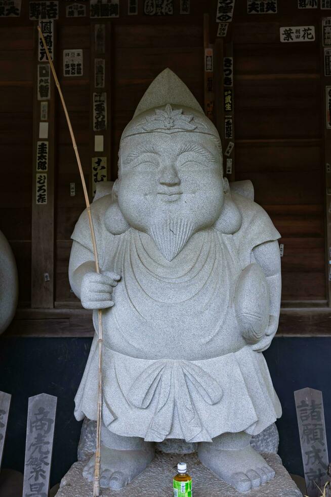 uma japonês guardião estátua às a tradicional rua dentro Tóquio foto