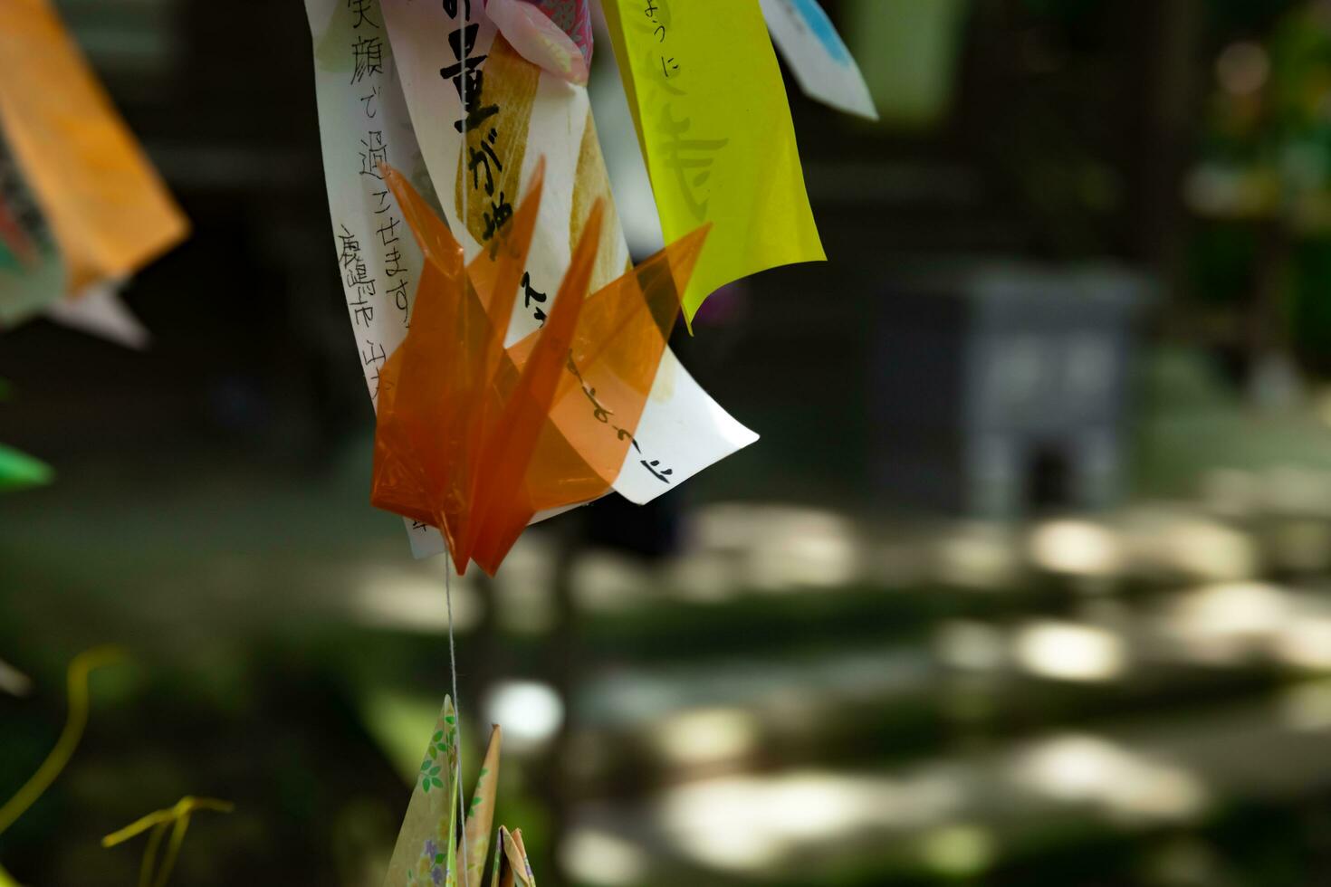 uma papel guindaste balançando dentro a vento às a tradicional rua fechar acima foto