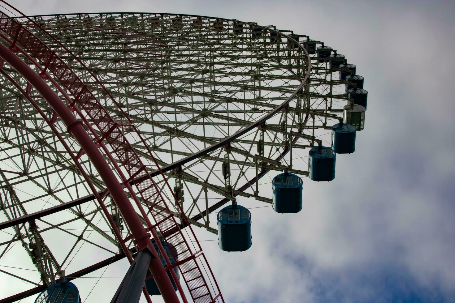uma ferris roda atrás a azul céu dentro yokohama ensolarado dia baixo ângulo foto