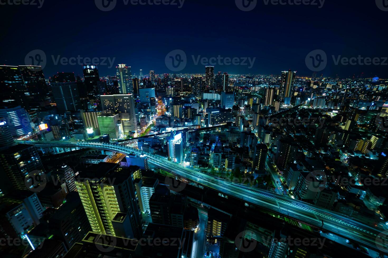 uma noite panorama paisagem urbana perto a estrada de ferro dentro Osaka Largo tiro foto