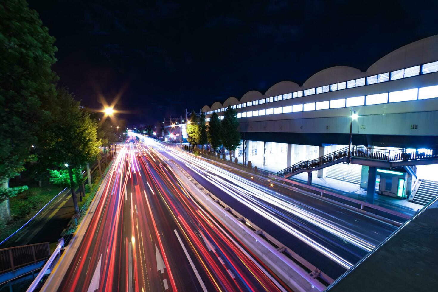 uma noite tráfego geléia às a centro da cidade rua dentro Tóquio Largo tiro foto