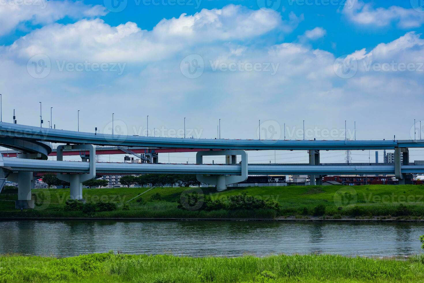 uma tráfego geléia às a centro da cidade rua e rodovia dentro Tóquio foto