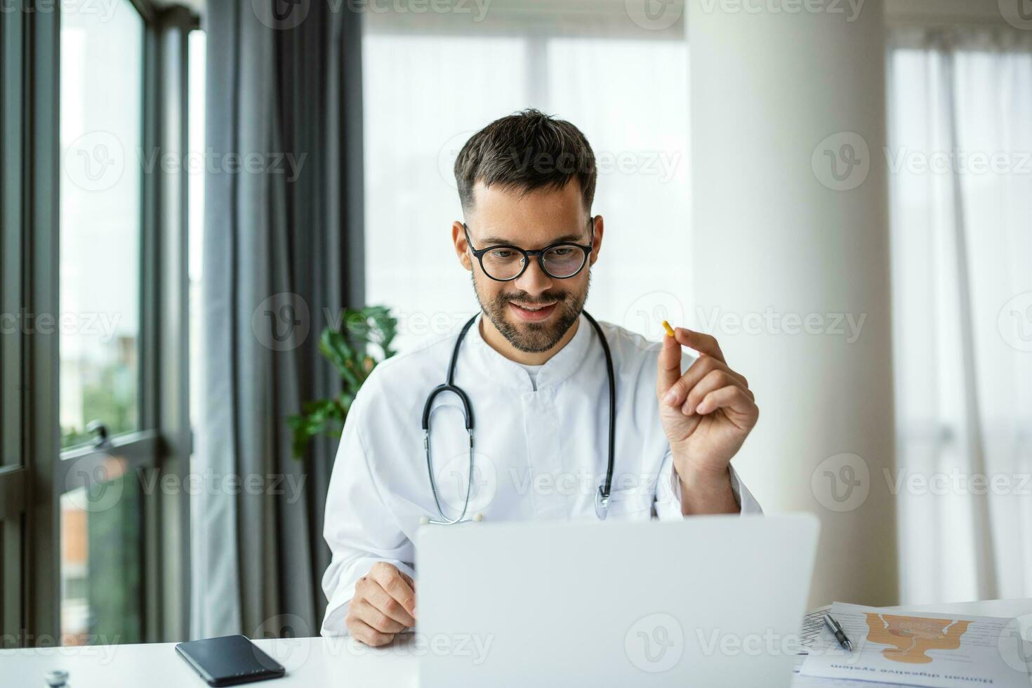 médico fala com paciente usando computador portátil conectados vídeo webinar consulta sentado dentro clínica escritório. telemedicina. médico terapeuta tem uma vídeo ligar conferência com uma paciente usando uma rede Câmera foto