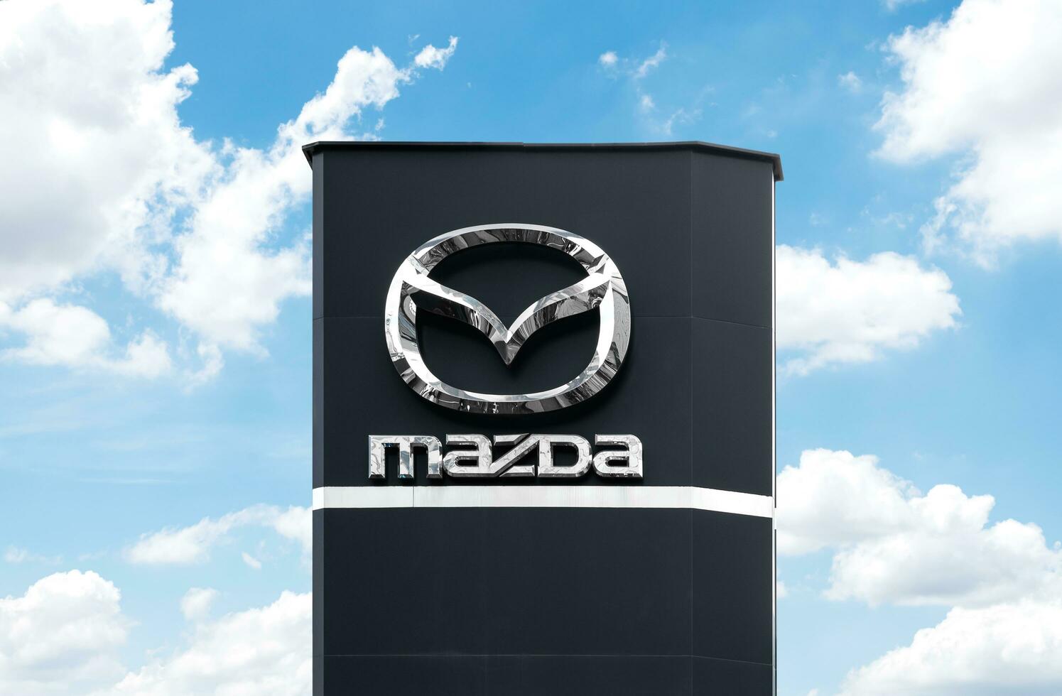 Bangkok Tailândia 20 Outubro 2023 pólo Painel publicitário com logotipo Mazda foto