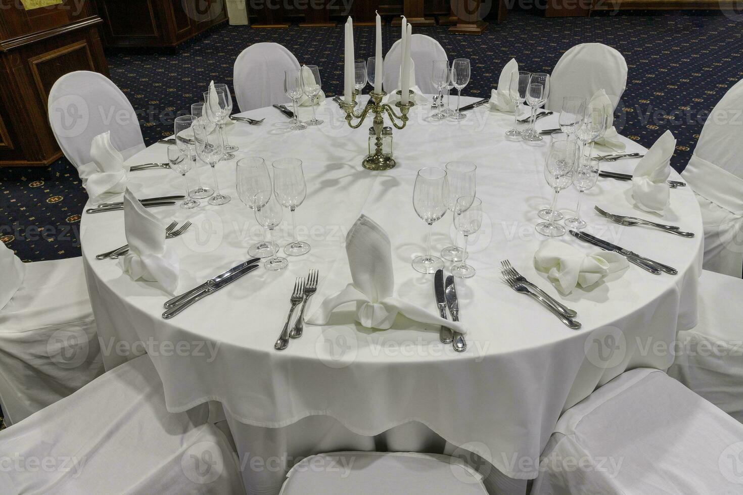 elegante mesa configuração para uma casamento, banquete, ou uma recepção foto