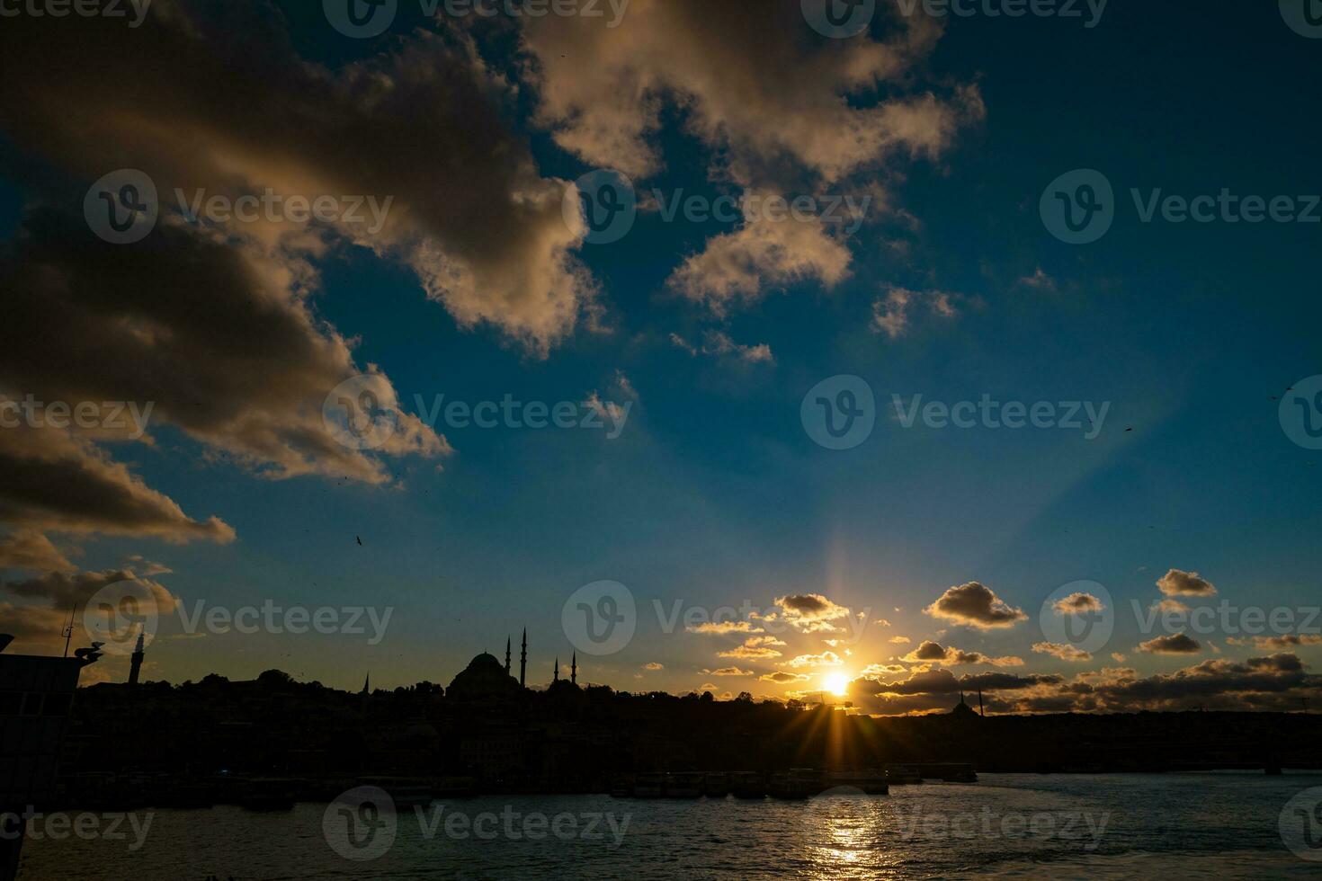 Istambul Visão às pôr do sol com silhueta do mesquitas e dramático nuvens foto