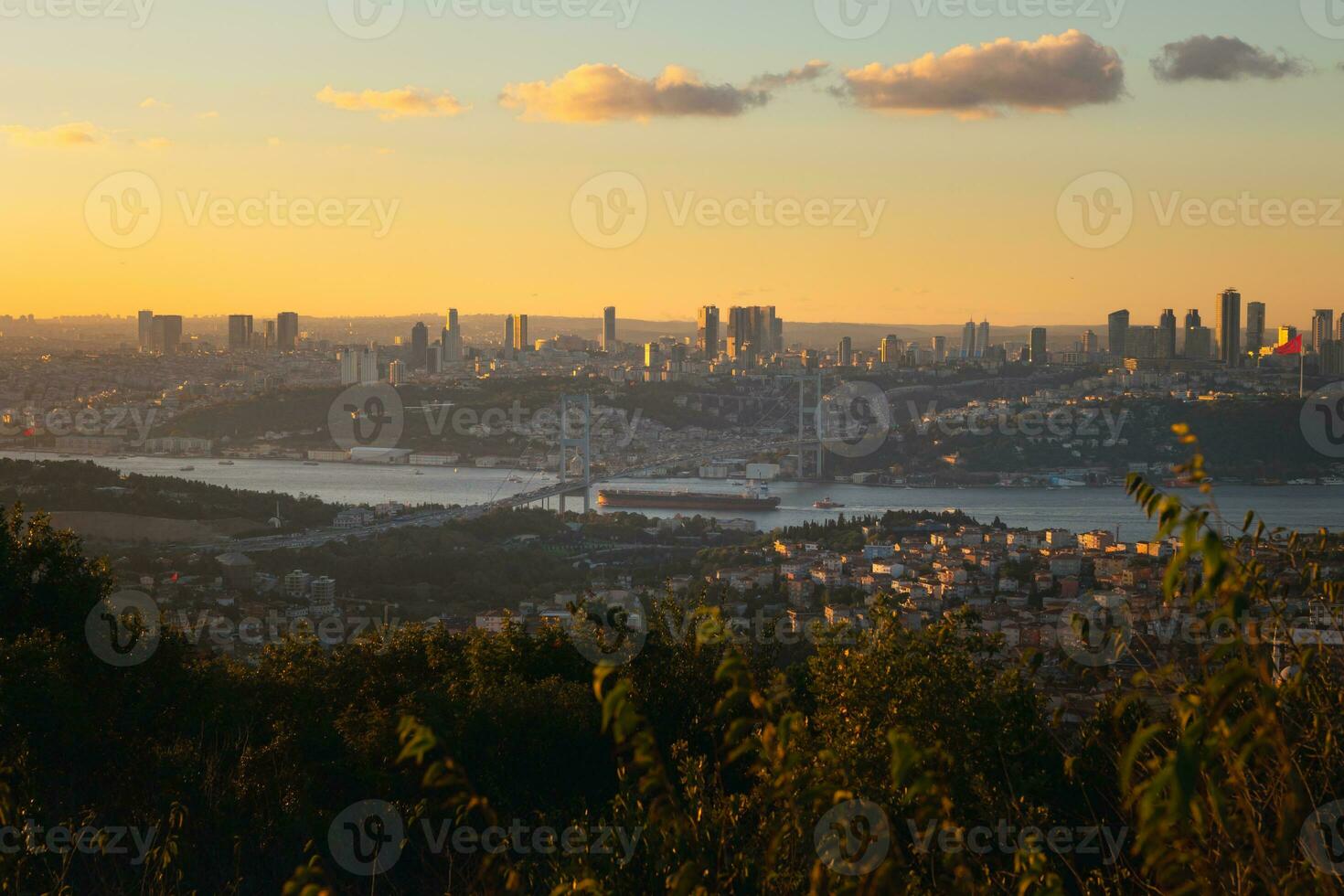 Istambul Horizonte a partir de camlica colina. bósforo ponte e Istambul foto