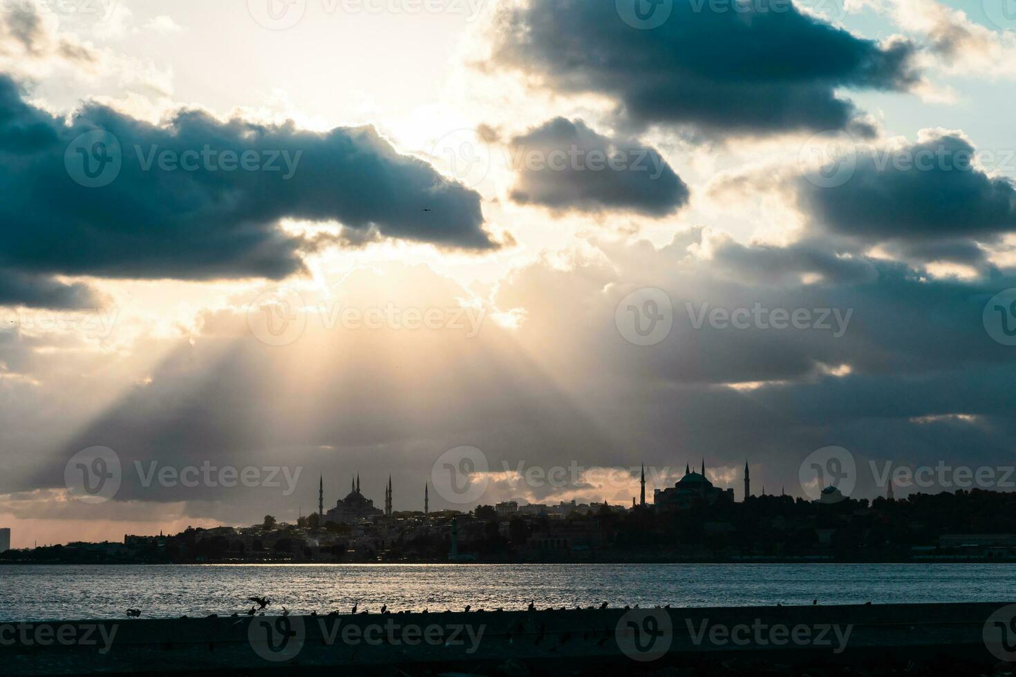 silhueta do Istambul com raios solares entre a nuvens e dramático céu foto