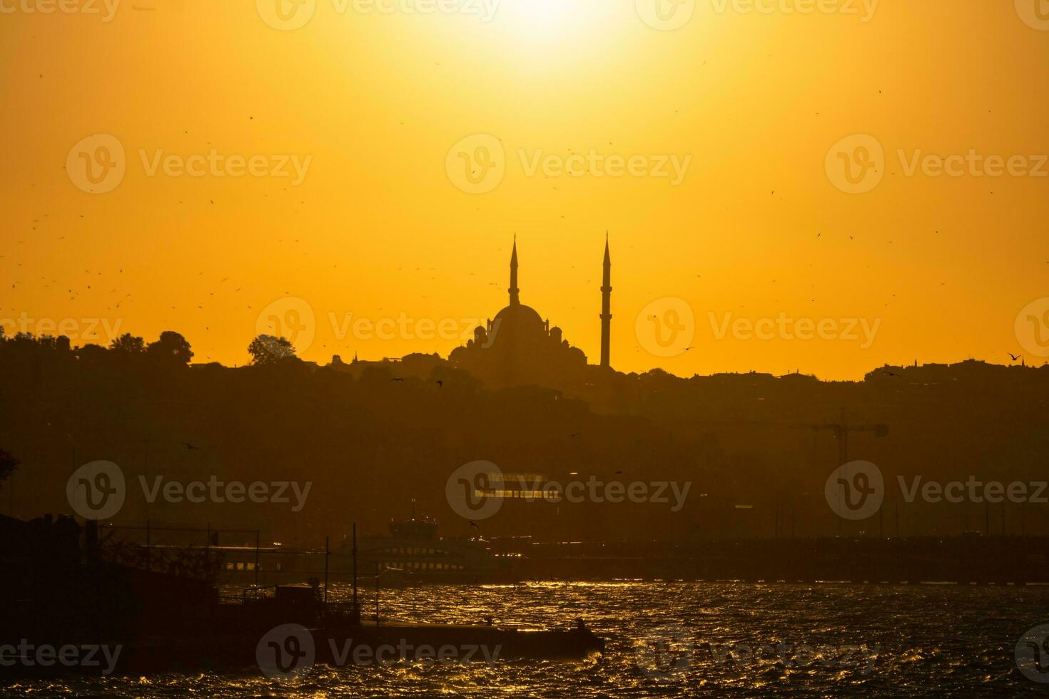 silhueta do fatih mesquita às pôr do sol. Istambul fundo foto