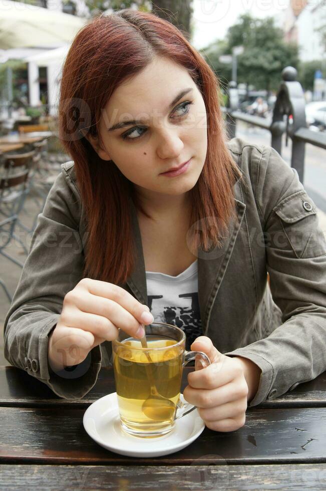 jovem mulher bebendo chá foto