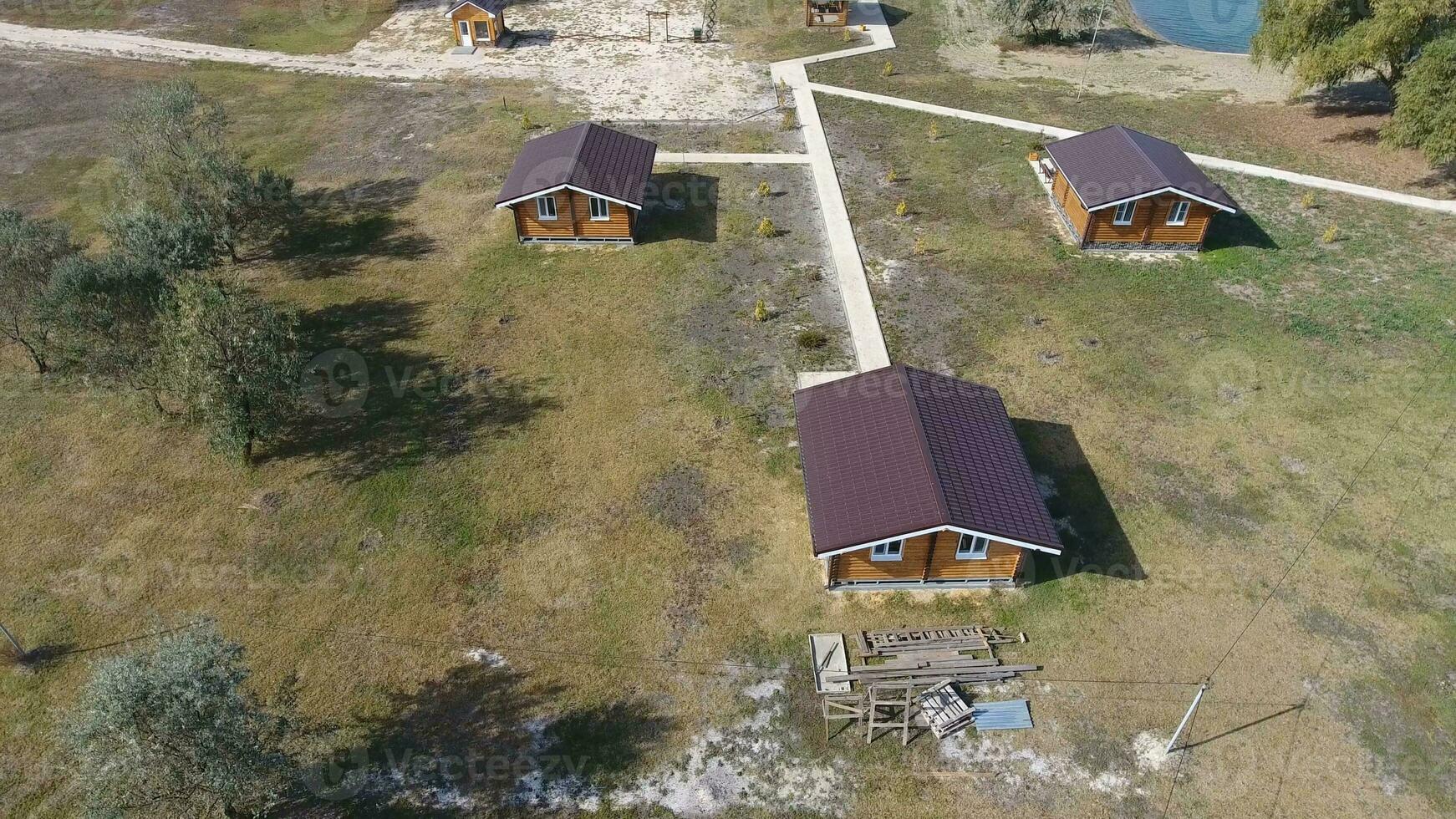 casas em a base do descansar. casas para turistas e caçadores foto