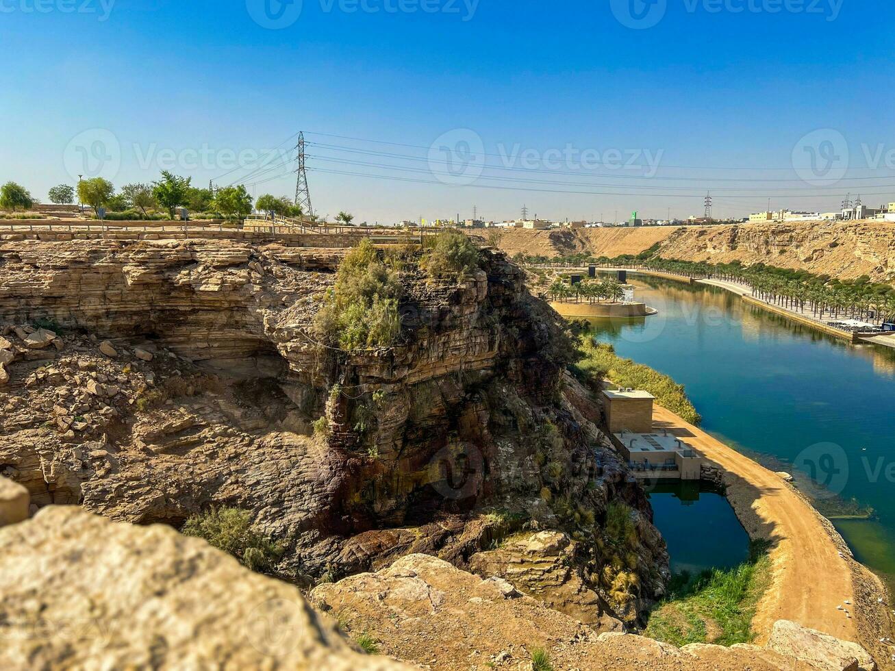uma lindo dia Visão do wadi nomear barragem dentro riade , saudita arábia. a água do a barragem e a em torno da colinas estão apresentando uma lindo cena dentro a luz solar. foto
