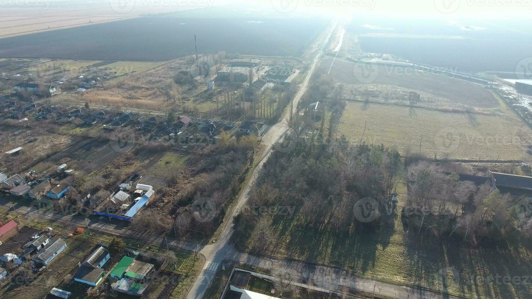 Vila elitnyy krasnoarmeyskiy distrito, Krasnodar krai, Rússia. vôo às a altitude do 100 metros. a ruína e esquecimento foto