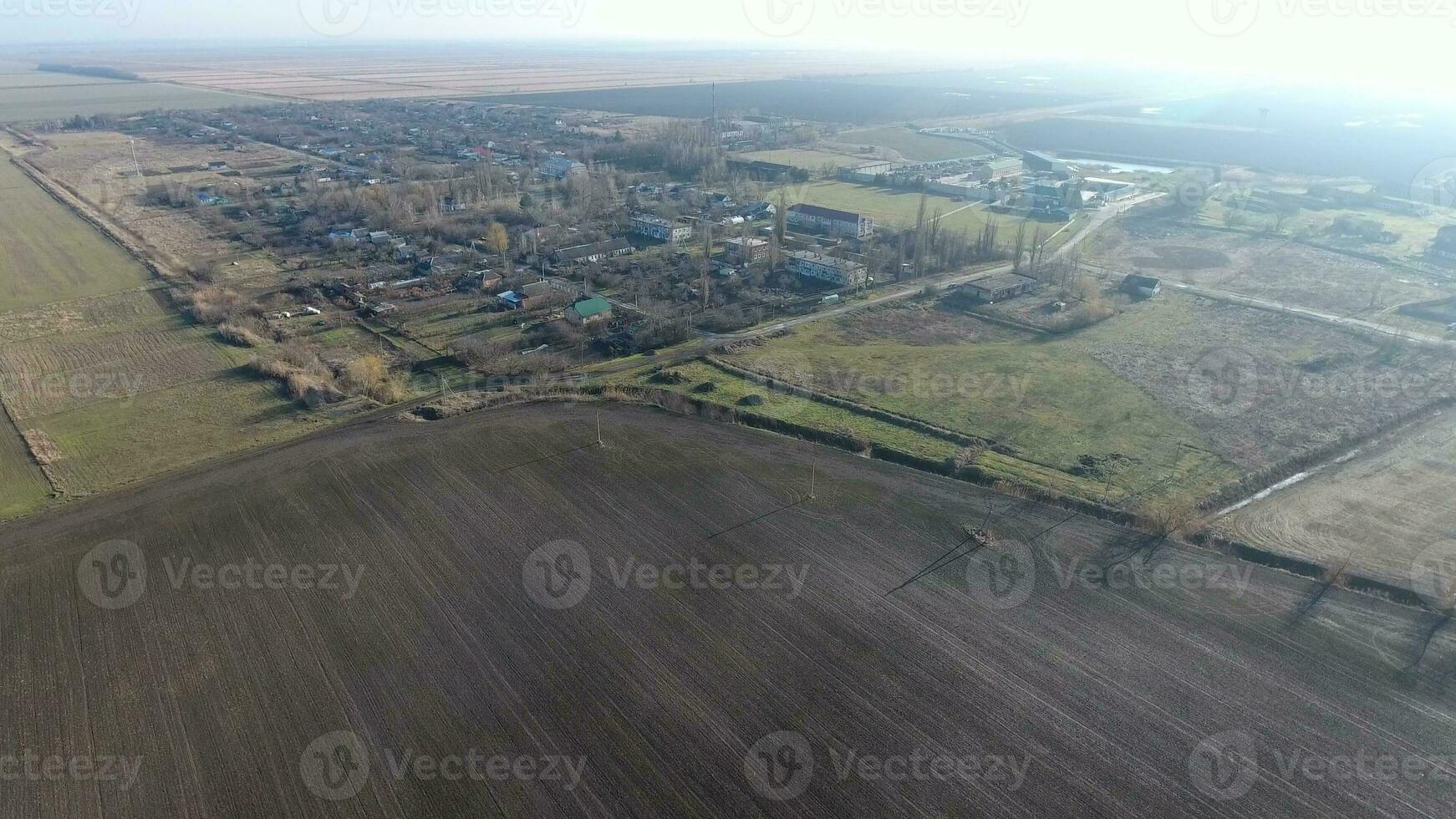 Vila elitnyy krasnoarmeyskiy distrito, Krasnodar krai, Rússia. vôo às a altitude do 100 metros. a ruína e esquecimento foto