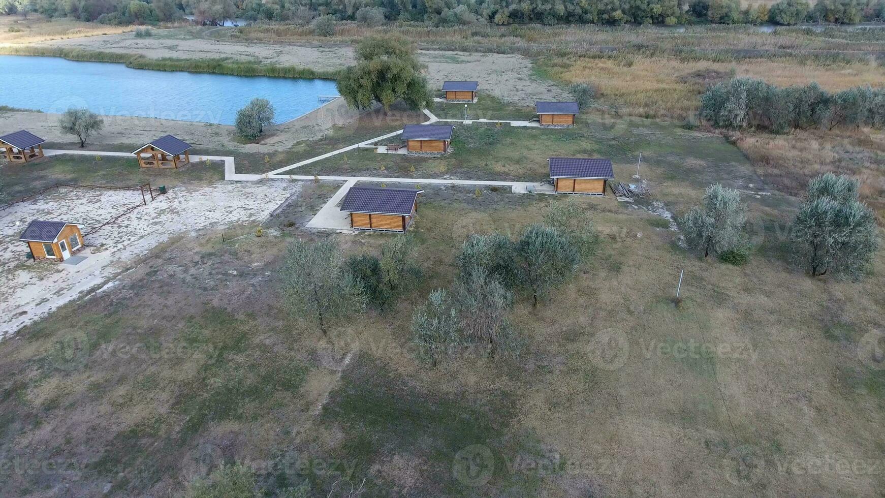 casas em a base do descansar. casas para turistas e caçadores foto