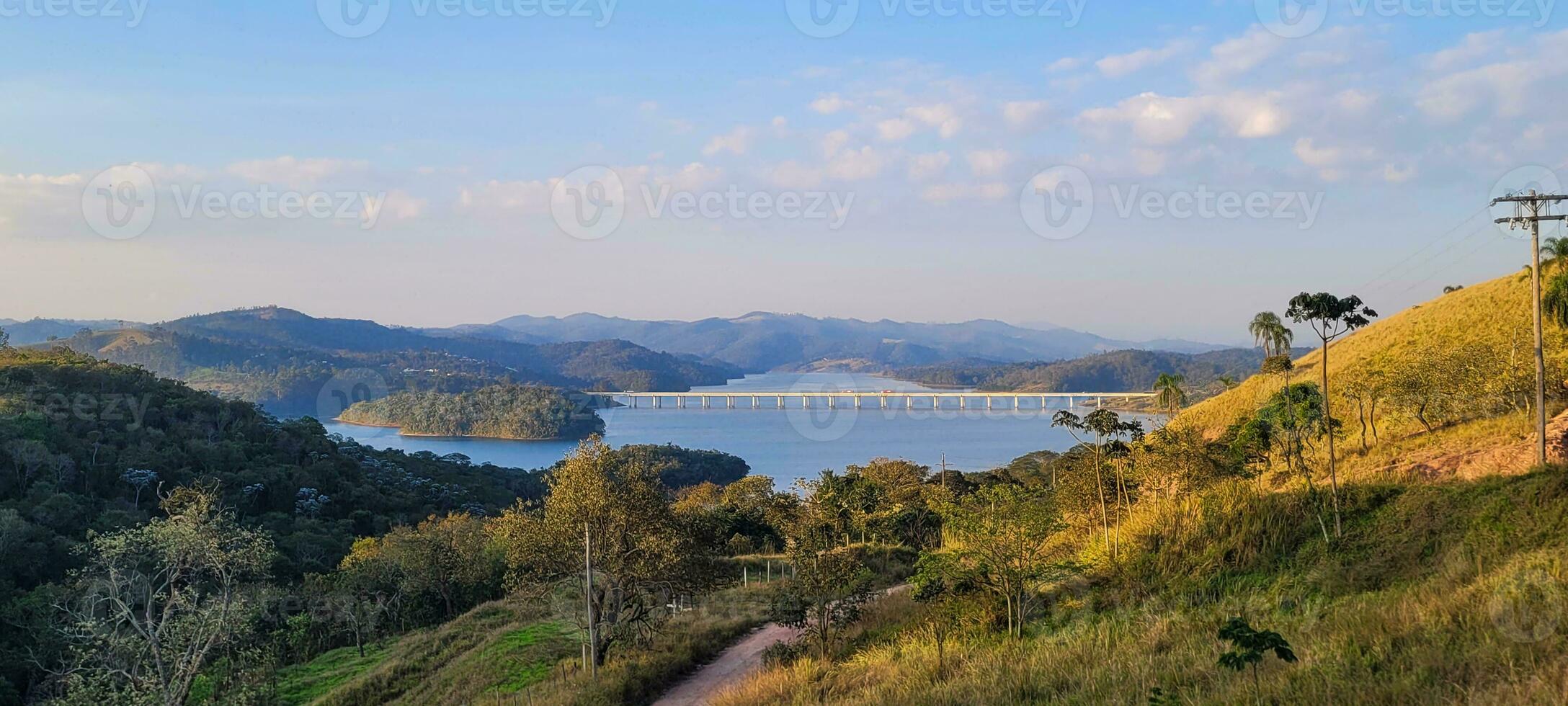 sereno lago dentro a montanhas do Brasil exuberante e tranquilo contexto, natural beleza este encanta. realçar seu criatividade com isto deslumbrante Visão foto