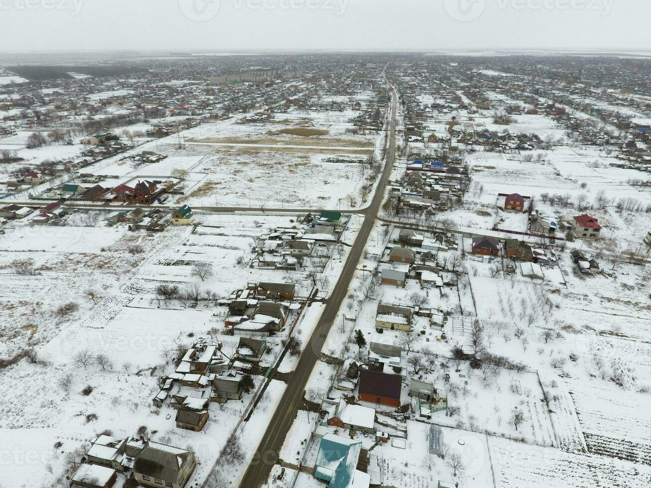 inverno Visão a partir de a pássaro olho Visão do a Vila. a ruas estão coberto com neve foto