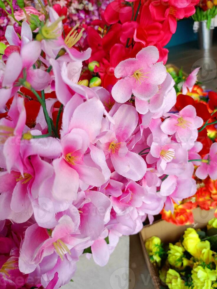 colorida flores florescendo dentro fazer compras jardim foto