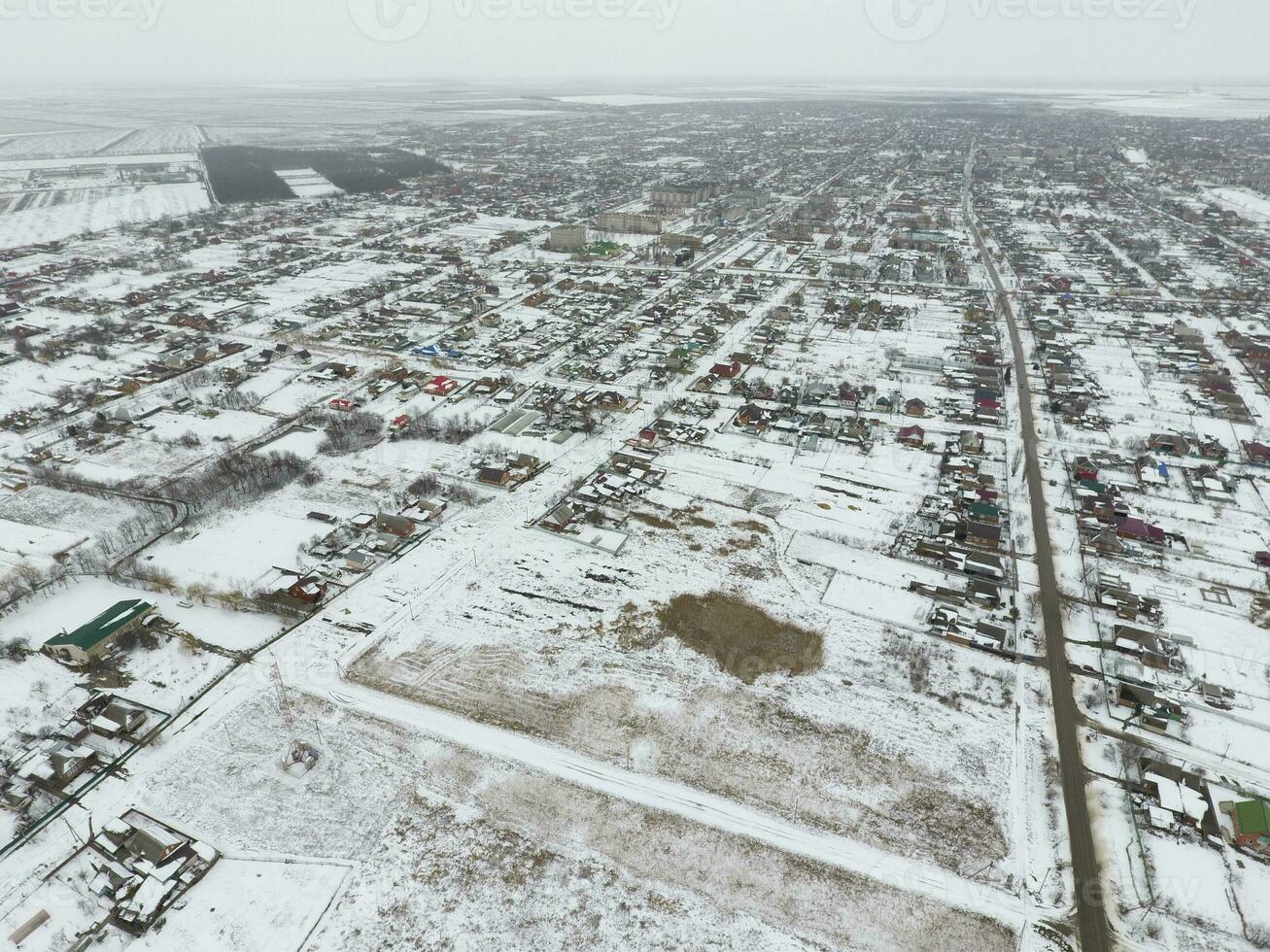 inverno Visão a partir de a pássaro olho Visão do a Vila. a ruas estão coberto com neve foto