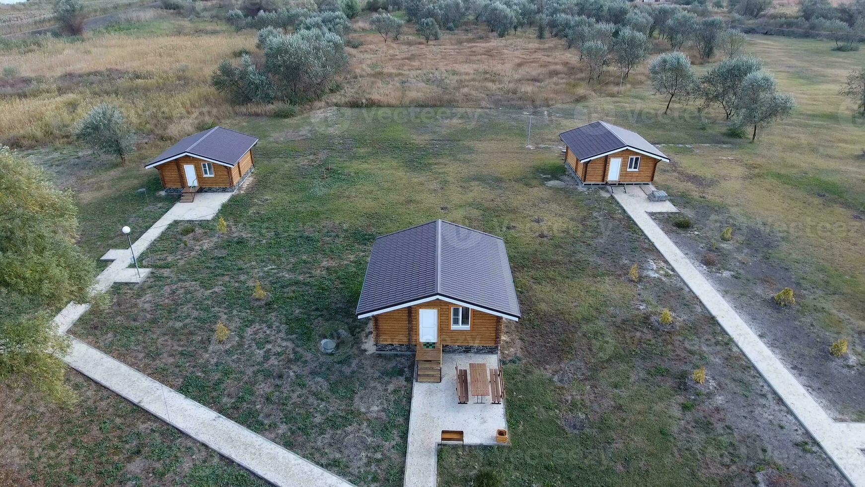 casas em a base do descansar. casas para turistas e caçadores foto