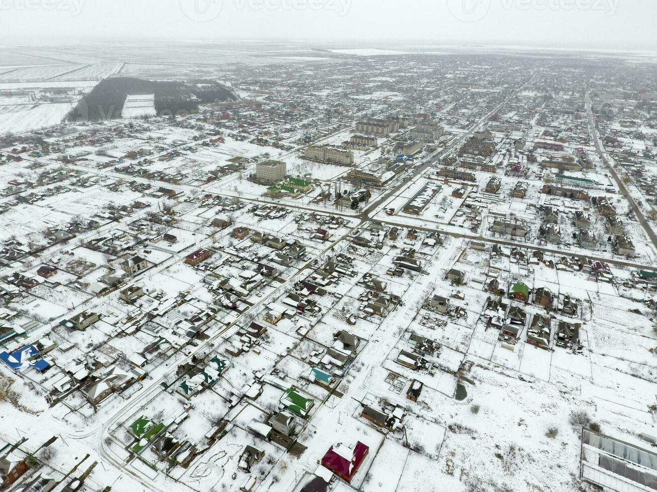 inverno Visão a partir de a pássaro olho Visão do a Vila. a ruas estão coberto com neve foto