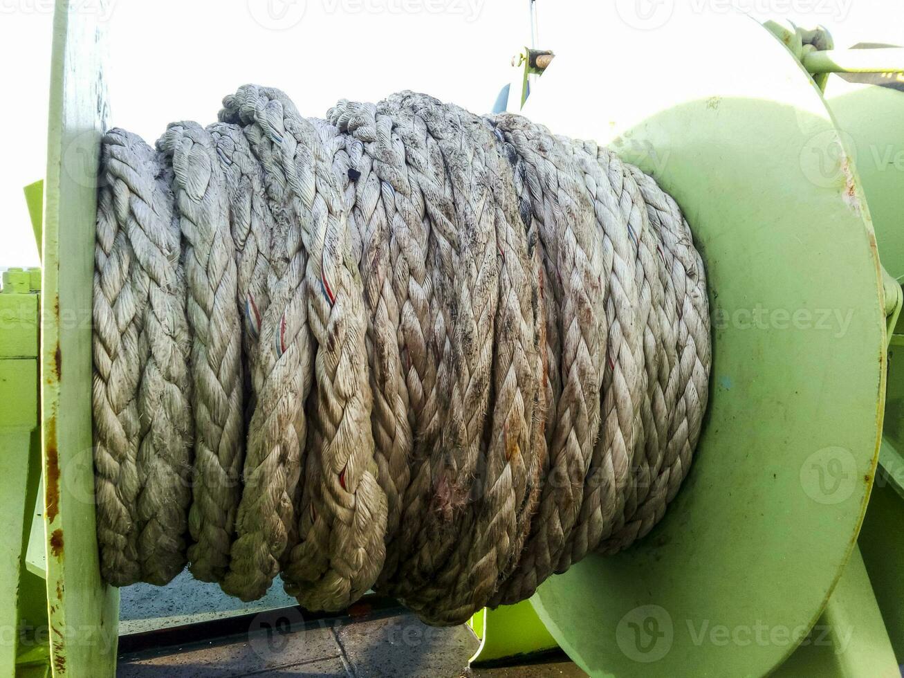 babina com uma mar amarração corda. amarração em a navio foto