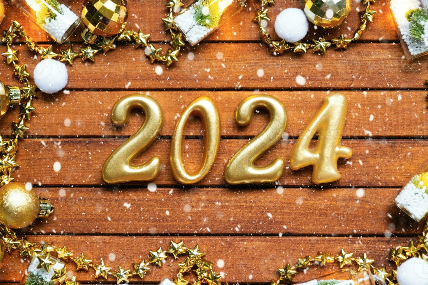 feliz Novo ano de madeira números 2024 em acolhedor festivo Castanho de madeira fundo com lantejoulas, neve, luzes do guirlandas. saudações, cartão postal. calendário, cobrir foto