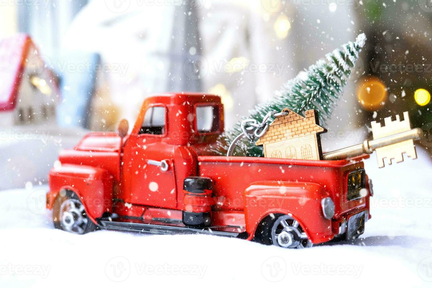 carro retrô vermelho com uma árvore de natal decora com a chave da casa na caminhonete para o natal. compra de uma casa, mudança, hipoteca, empréstimo, imóveis, clima festivo, ano novo foto