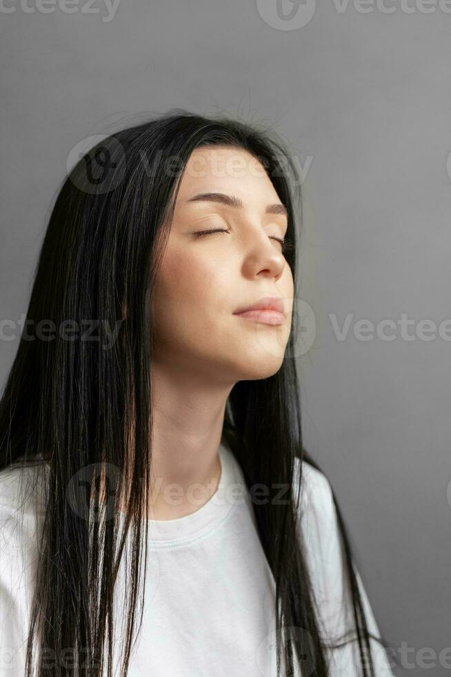 retrato do uma jovem menina quem parece triste. foto