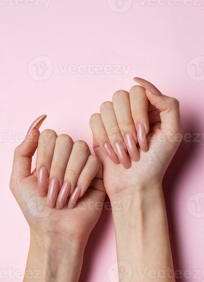 fêmea mãos com lindo manicure foto