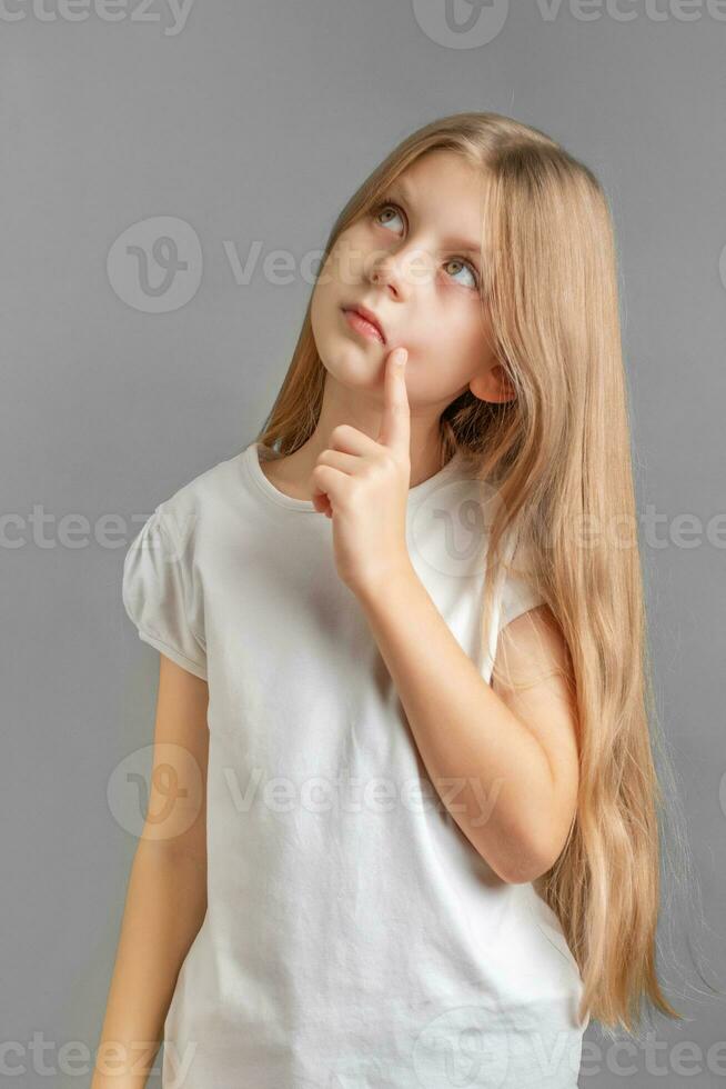 retrato do triste pequeno menina dentro branco camiseta foto