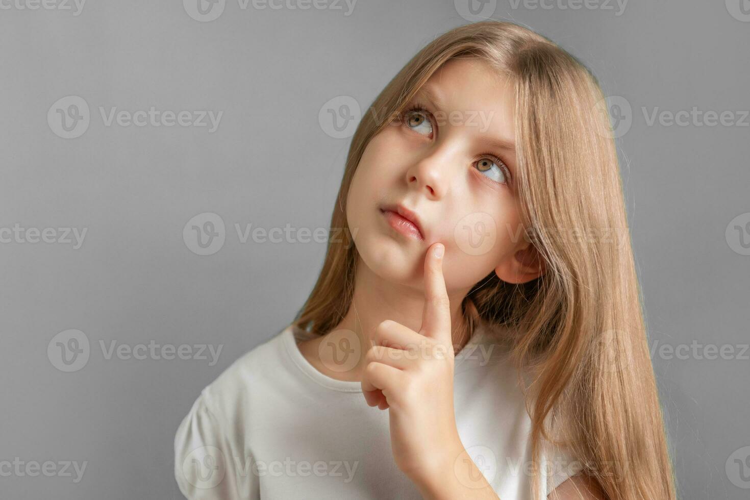 uma pensativo menina com grandes loiro cabelo foto