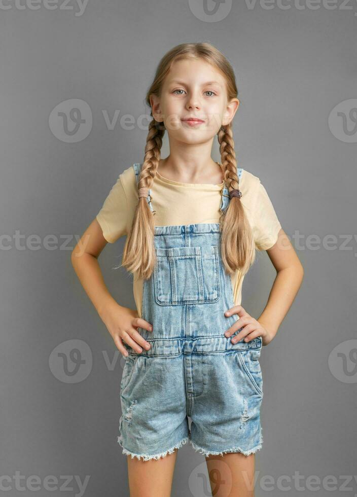 retrato do uma sorridente pequeno menina com loiro cabelo foto