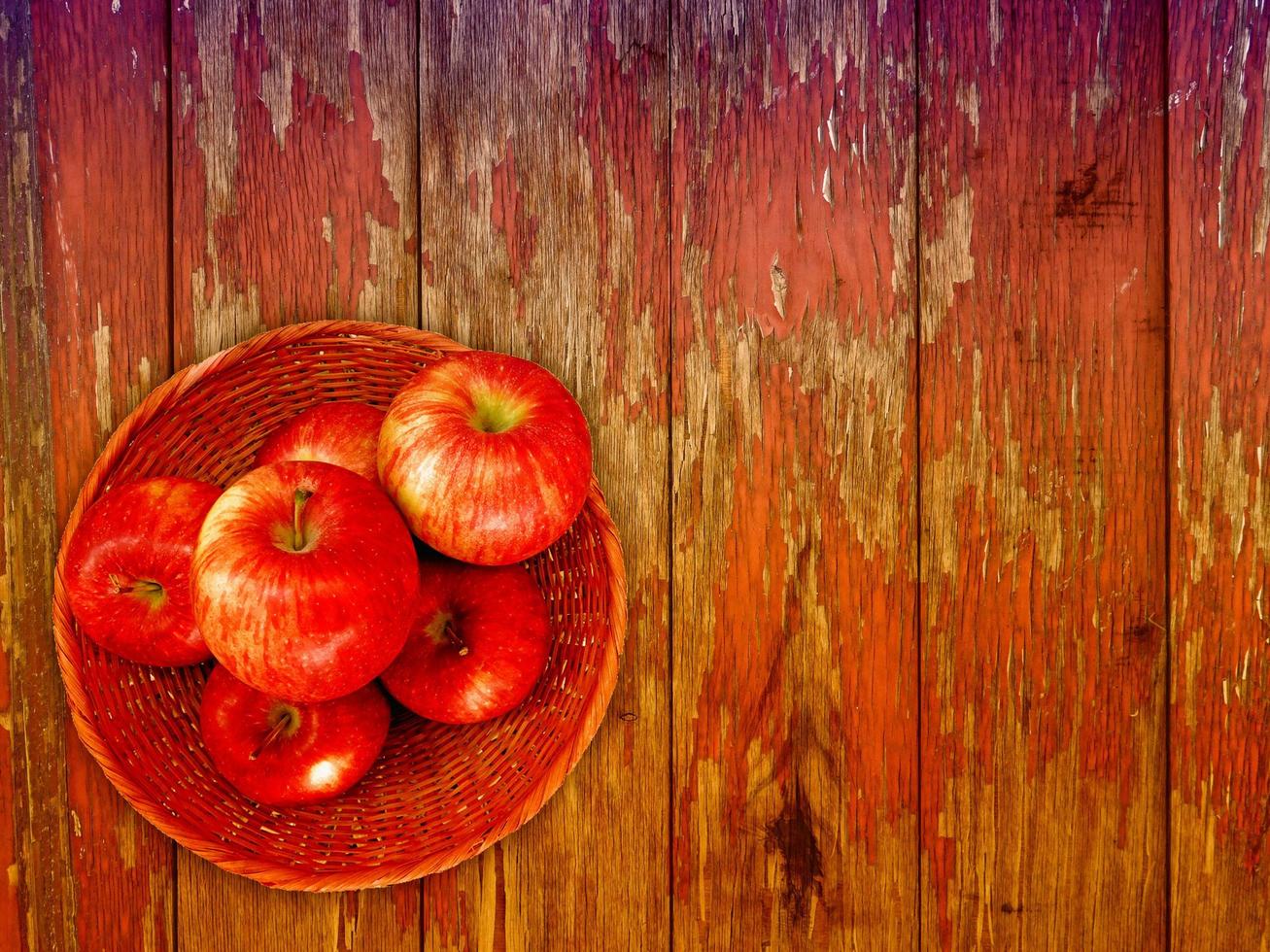 maçãs no fundo de madeira foto