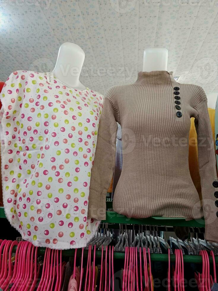 mulher pano dentro manequim. moda fazer compras equipamento. foto