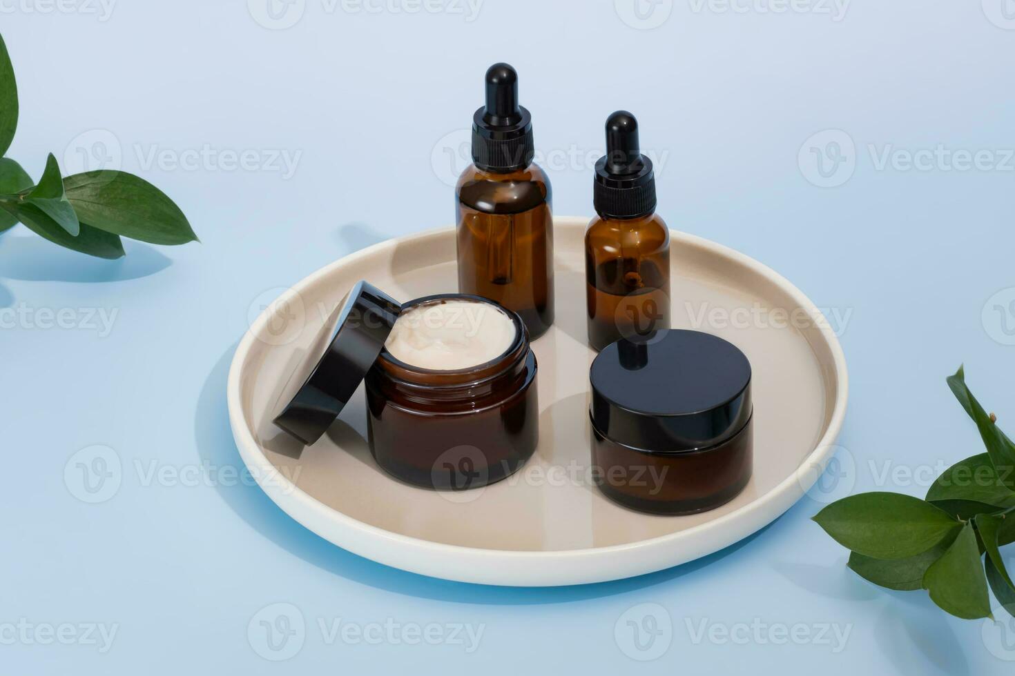 beleza Cosmético cuidados com a pele produtos em cerâmico bandeja em azul fundo, conjunto do jarros, conta-gotas e garrafas. spa, diariamente natural pele Cuidado rotina conceito. foto