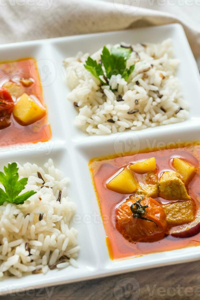 tailandês amarelo Curry com frango e arroz foto