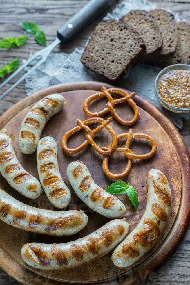 grelhado salsichas com salgadinhos foto