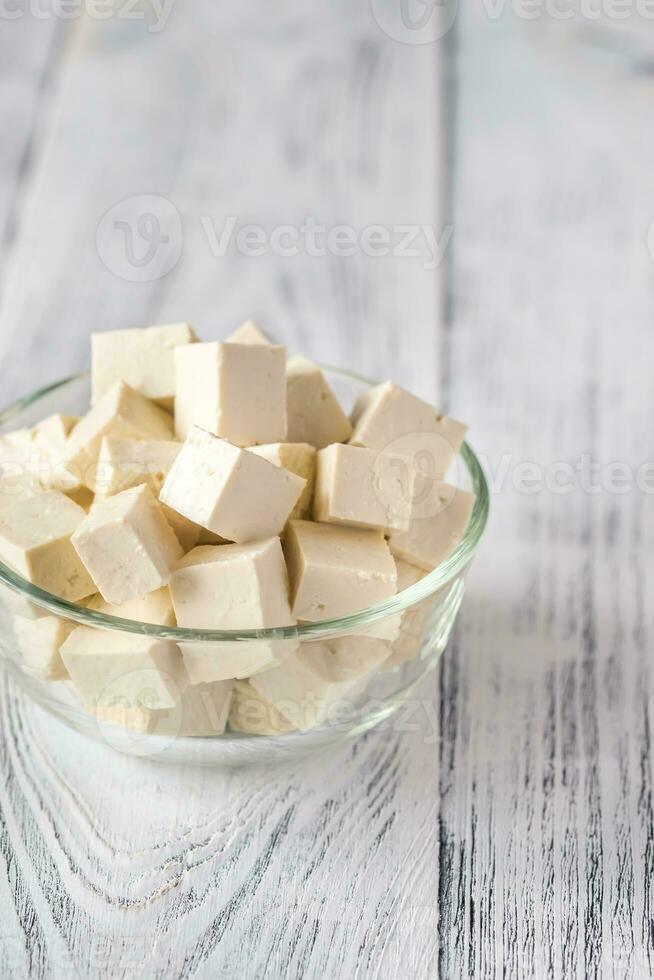 cortar tofu dentro a vidro tigela foto