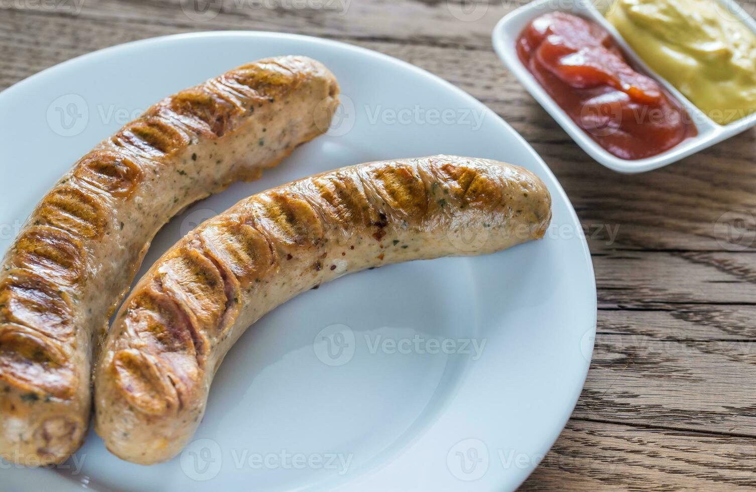 grelhado salsichas com tomate e mostarda molho foto