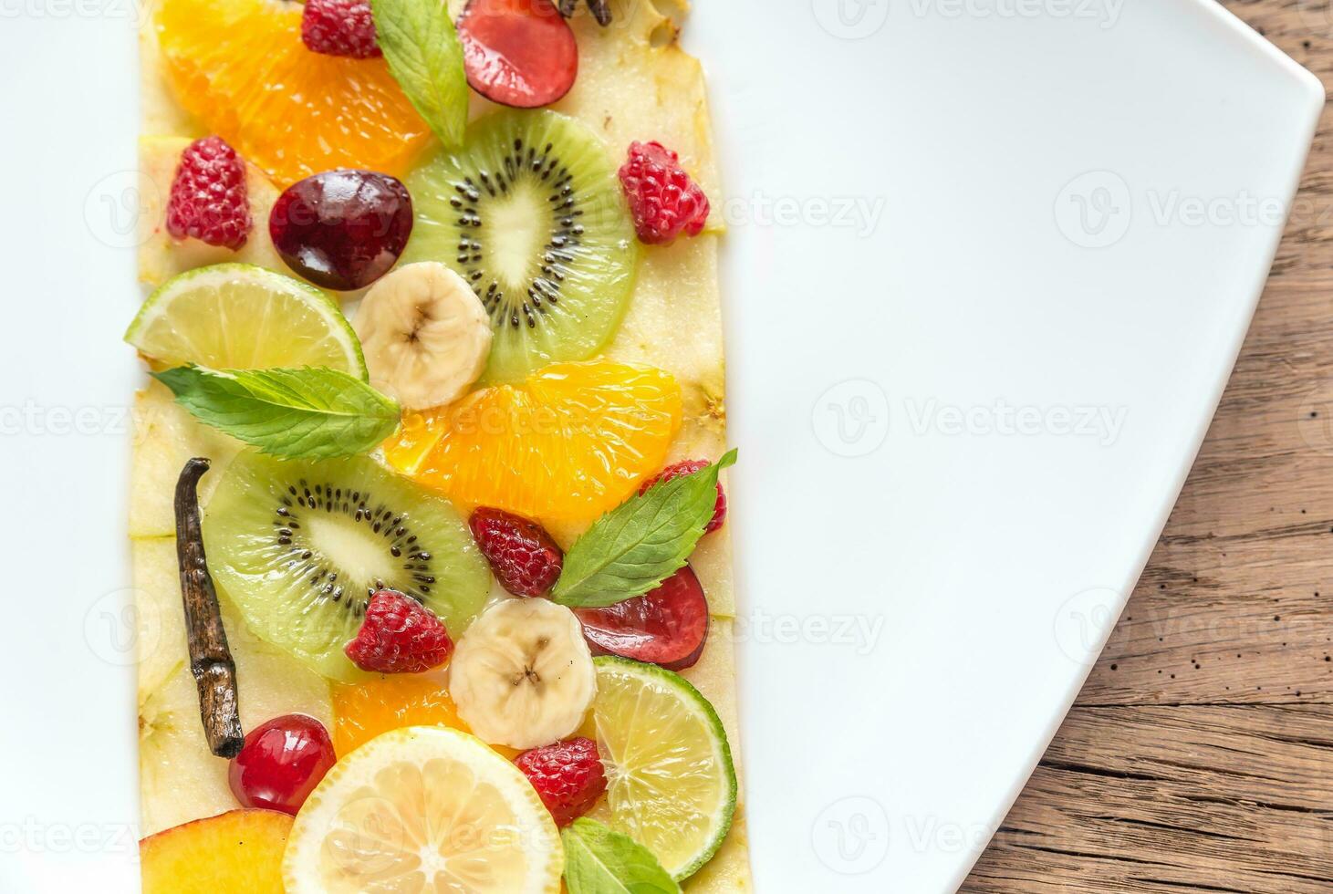 carpaccio de frutas e bagas foto