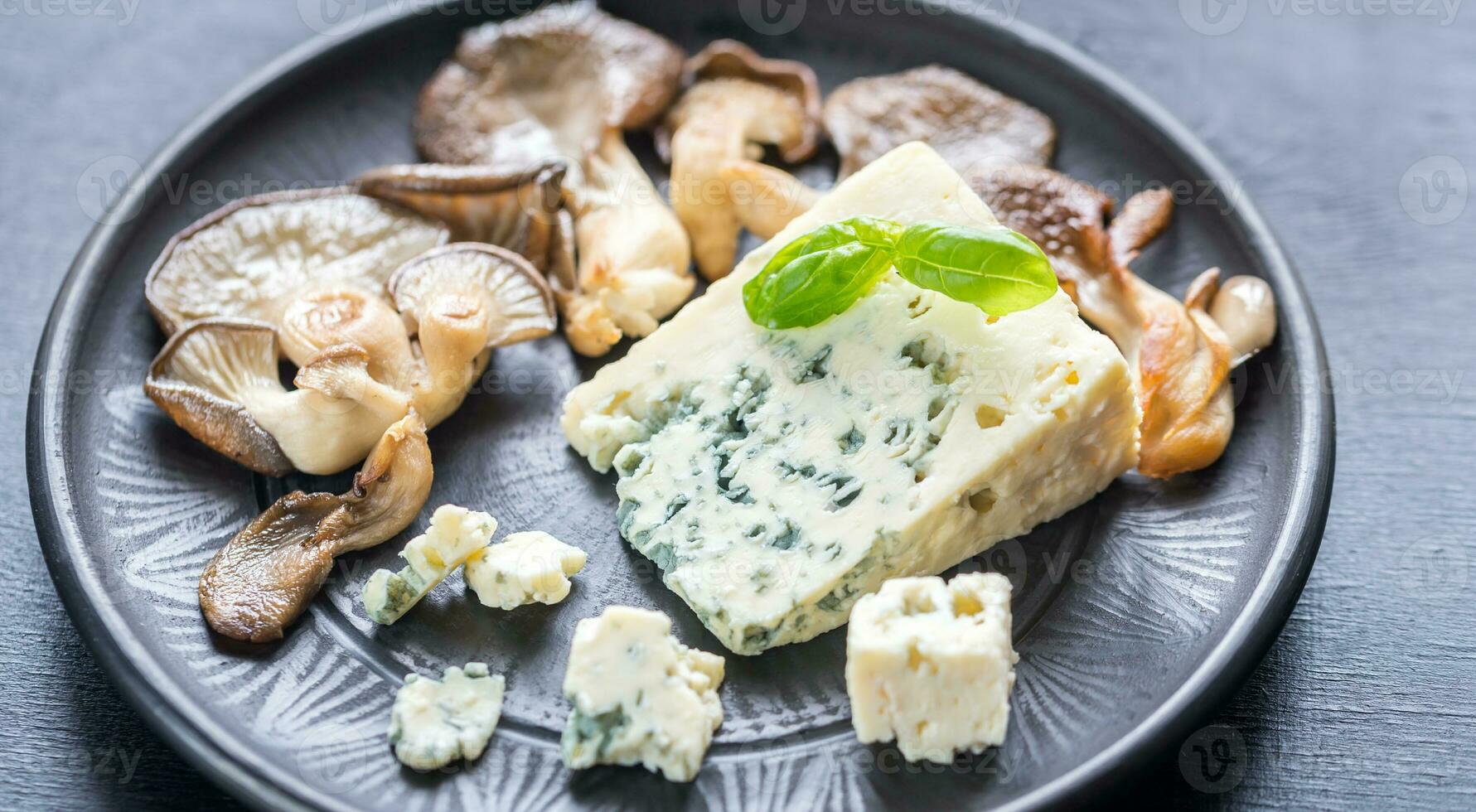 azul queijo com nozes e ostra cogumelos foto