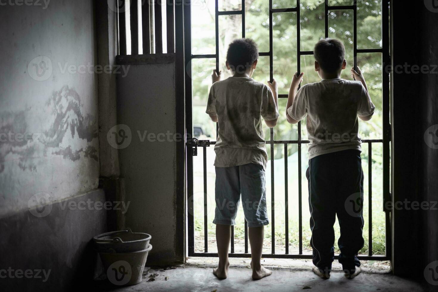 crianças quem estavam preso dentro uma quarto com uma aço jaula. a conceito do parando violência contra crianças e humano tráfico. foto