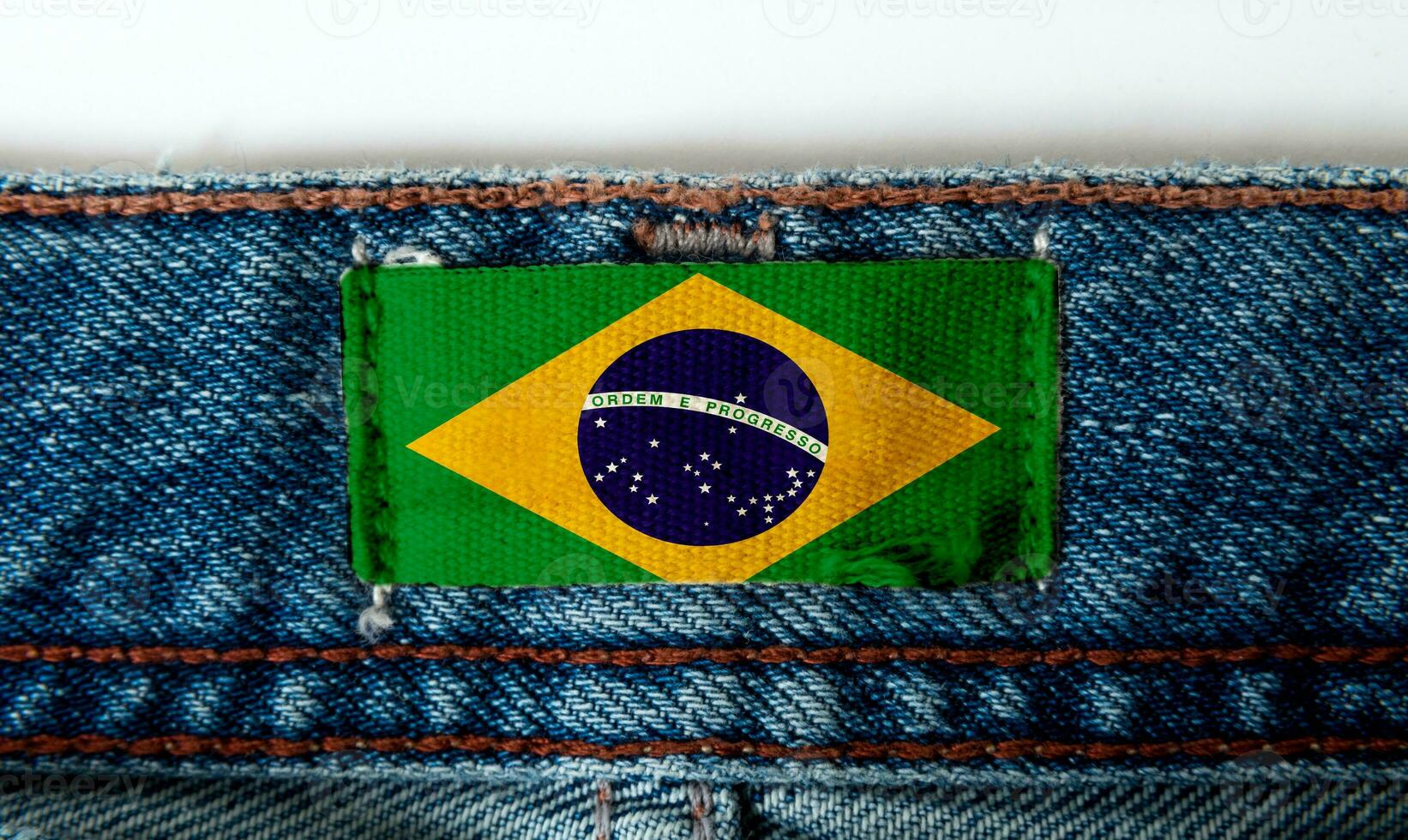 bandeira em a rótulo do a jeans foto