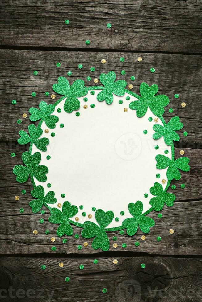 feliz st.patricks dia trevo e confete quadro. st. patrick's dia cartão postal modelo foto