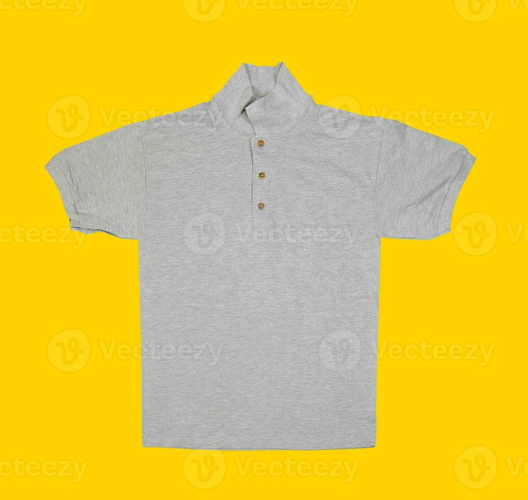 camisa com fundo amarelo foto