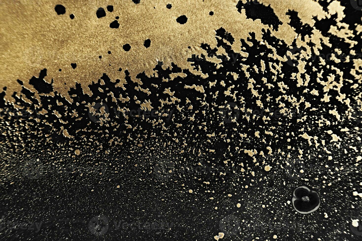 fluido arte. metálico ouro abstração e partículas em Preto fundo. mármore efeito fundo ou textura foto