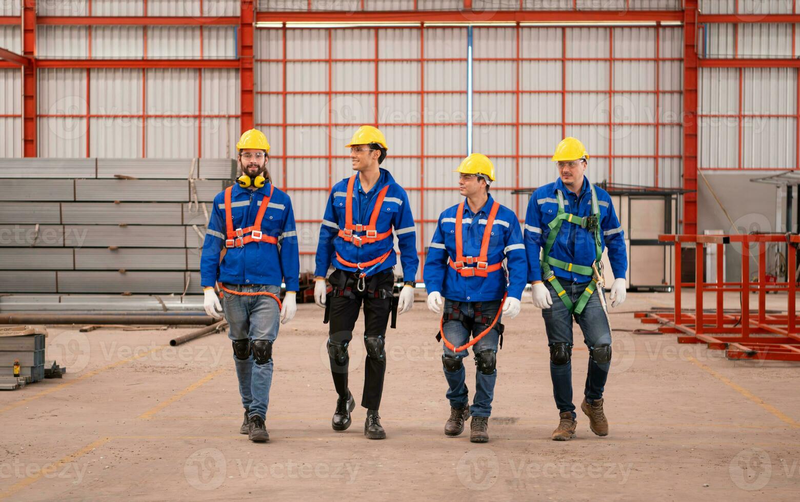 retrato do uma equipe do industrial trabalhadores em pé juntos dentro uma armazém foto