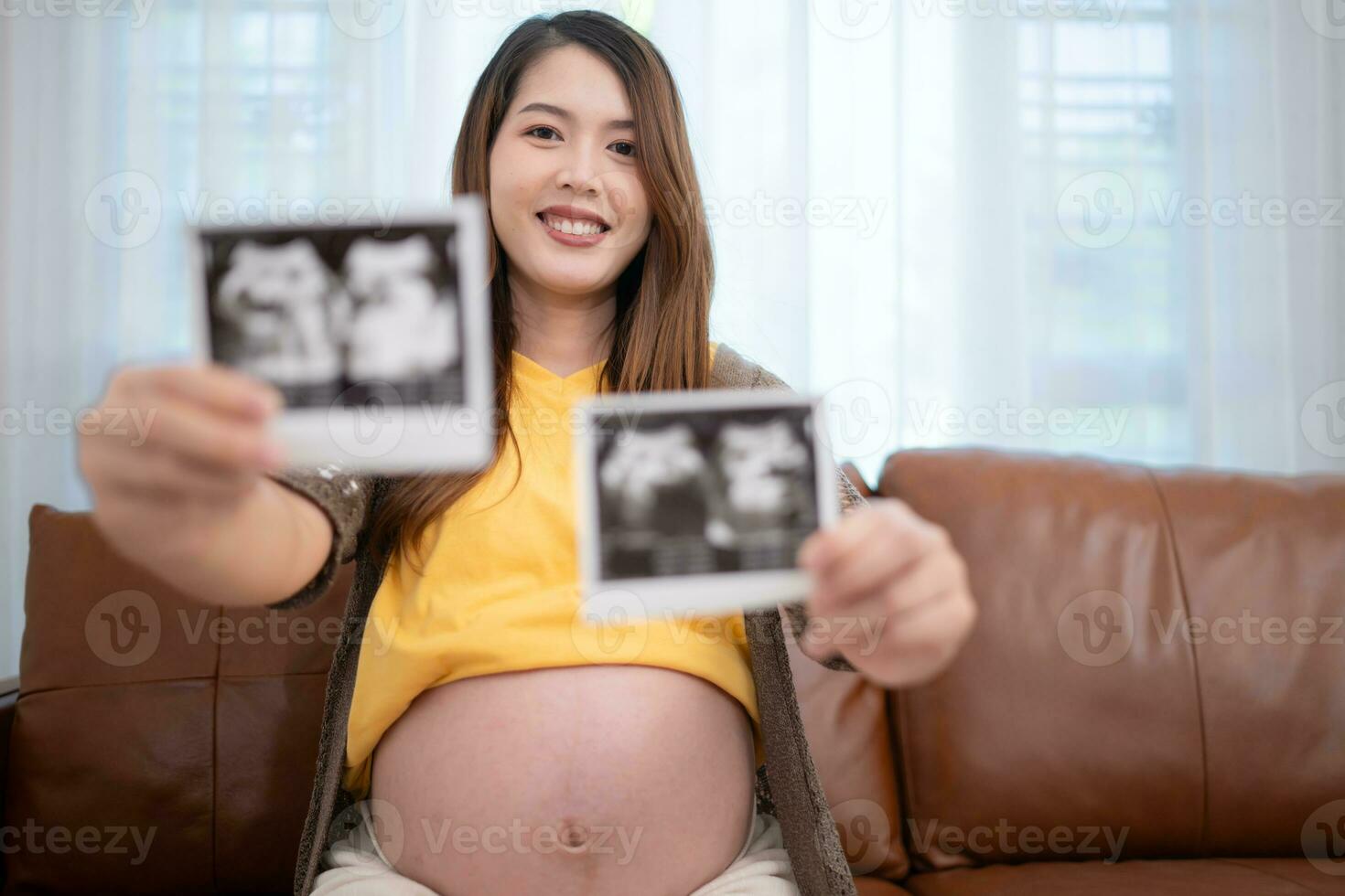 grávida ásia mulher segurando ultrassom cenário do dela bebê. foto